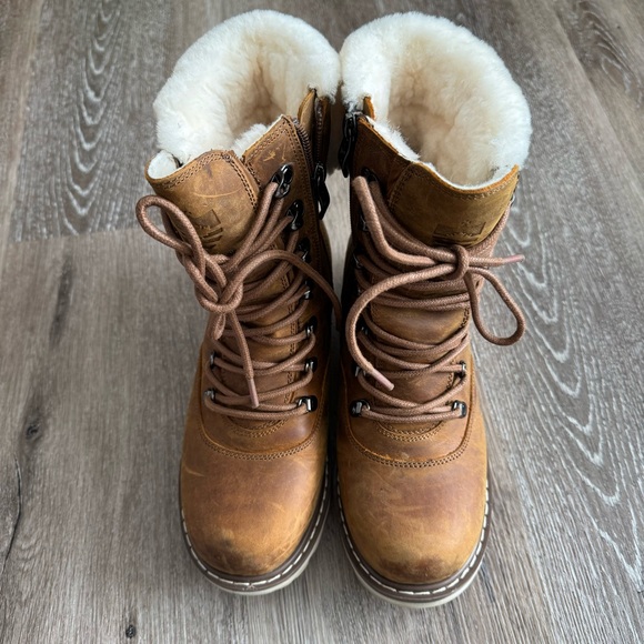 Women’s Royal Canadian Fur-Lined Boots - Picture 5 of 8